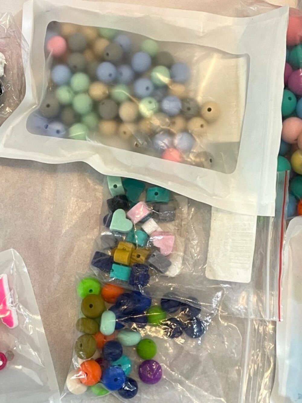 Large Lot of Silicone Beads-15mm-Lentils-Focal Beads-Barbie-Kuromi-Pen Beads - Picture 3 of 13